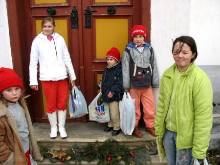 Ajándékokkal megrakottan